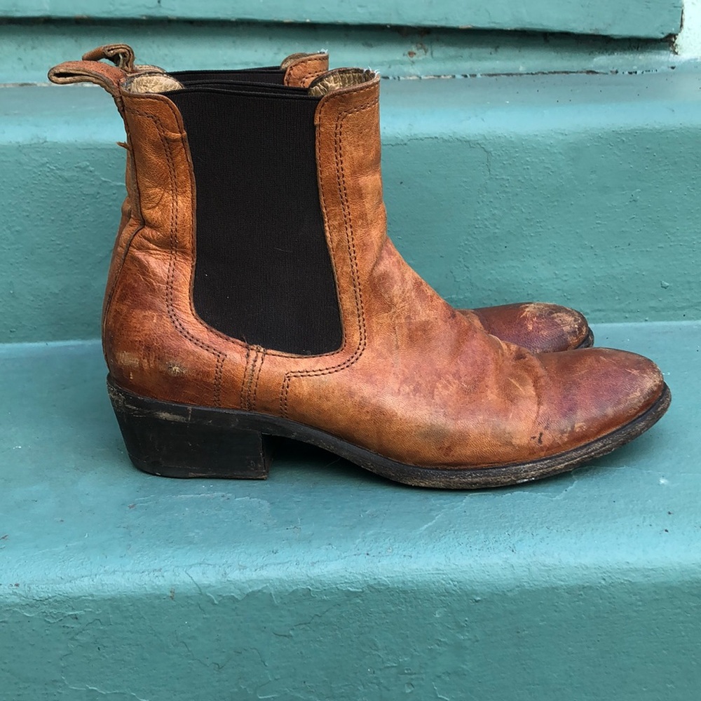 Frye Carson Chelsea boots in Cognac